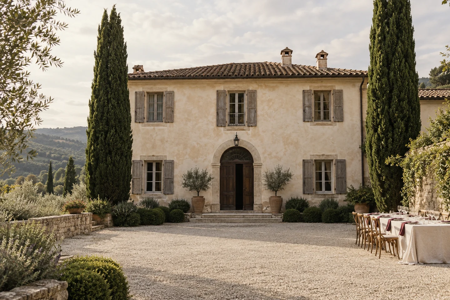 Una villa di fantasia con cortile e cipressi